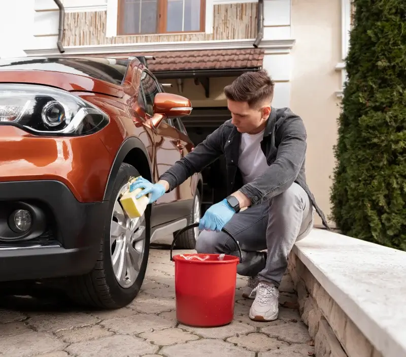 Lavage auto à domicile Sainte-Suzanne-et-Chammes : professionnel intervenant sur un véhicule